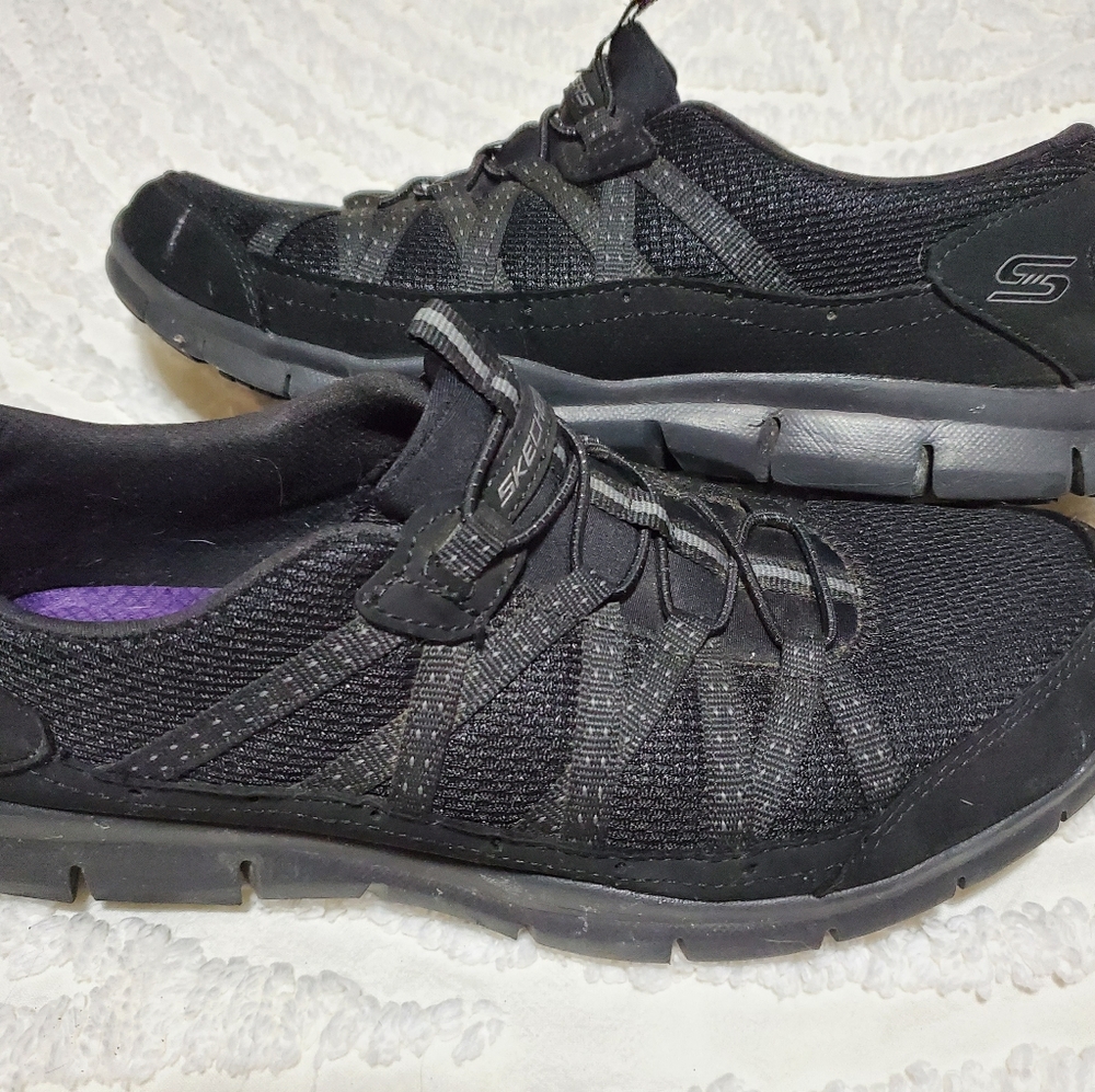 9 Skechers Black slip on sneakers EUC